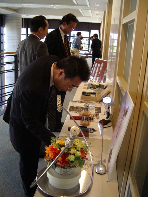 珍しそうに有田焼万華鏡を見る人達